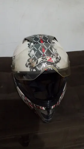 Capacete    LS2 todo desenhado com CAVEIRAS 