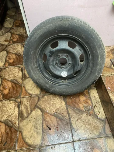 Roda oroch com pneu.