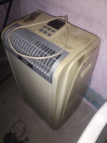 VENDO ESTE AR CONDICIONADO PORTÁTIL 220 VOLTS ESTA FUNCIONANDO SÓ 150,00 FALTA A COIFA