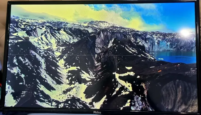 TV Philco 32" LED HD PTV32F10D - Pequena Linha Finíssima na Tela