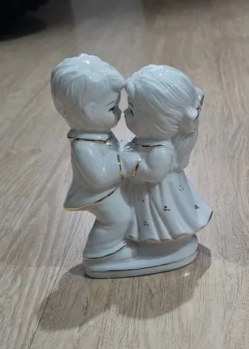 escultura de porcelana casal namorados