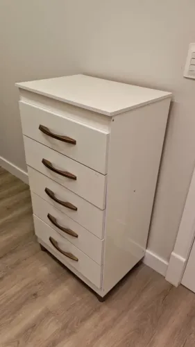 Cômoda alta 104cm de altura com pezinhos