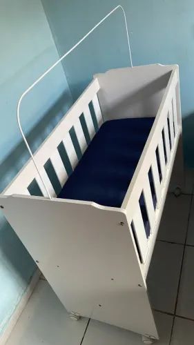 Berço de Bebê Branco com Rodinhas R$ 200