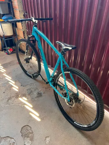 Bicicleta ksw com amortecedor aro 29, quadro 21, marcha de gatilho e freio a disco