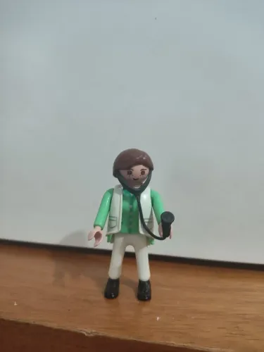 Miniatura boneca Playmobil veterinária com estetoscópio 