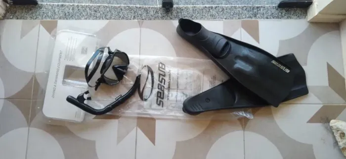 Vendo máscara com snorkel e nadadeiras Novos.