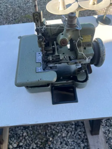 Vendo máquina de overlock chinesinha