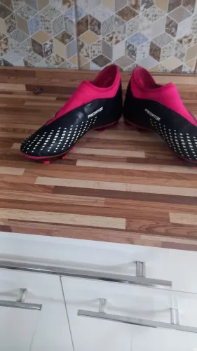 Chuteira adidas