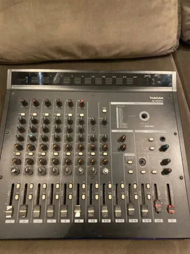 Mesa de som TASCAM M-164fx