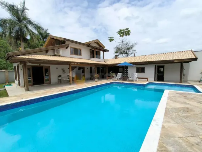 Casa em condomínio com 4 dormitórios e 800 metros de terreno na Massaguaçu - Caraguatatuba