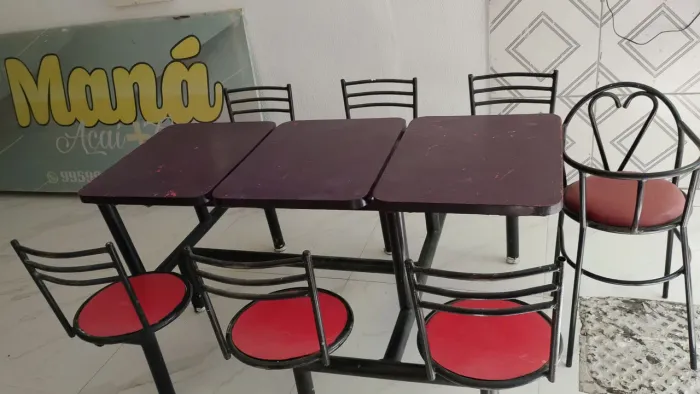 Vendo mesa de ferro com cadeiras acopladas e 1 cadeirinha de criança