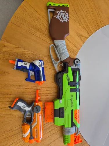 Três Nerf arma de brinquedo