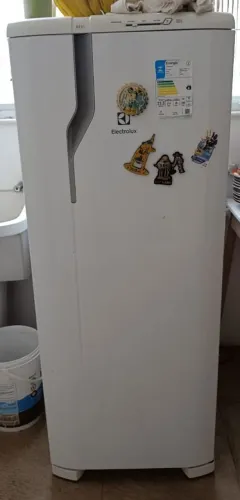 Geladeira Eletrolux RE31 Degelo Prático