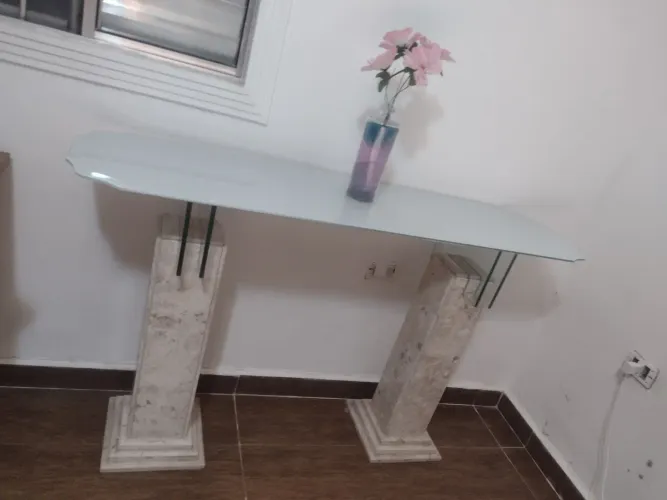 Lindo Aparador com tampo de vidro e pés de mármore