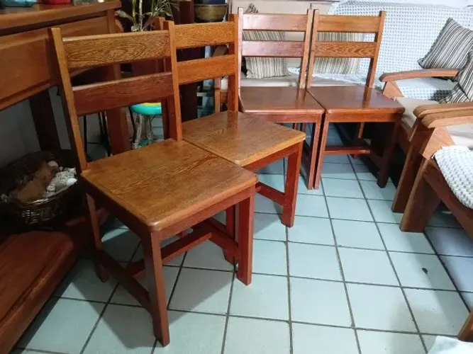 4 cadeiras em madeira pura