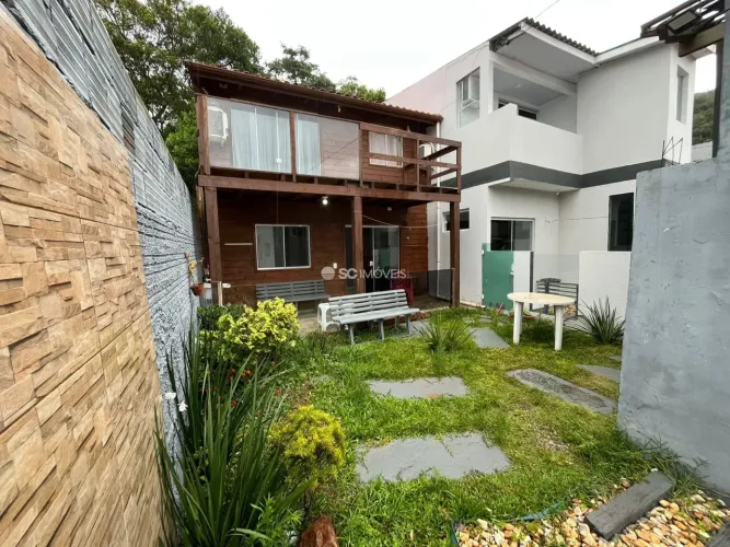 Duas casas com piscina