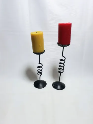 02 castiçais de ferro com as velas 