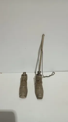 prendedor de papel e porta-caneta em formato de sapato os dois pelo valor anunciado