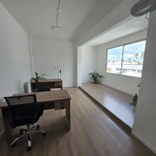 Sala comercial com 28 m2 de área e banheiro interno no centro de Joinville