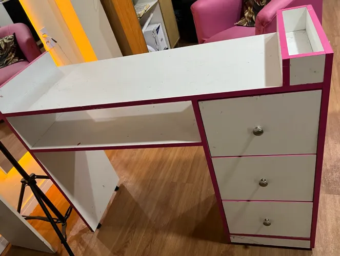 Vendo mesa manicure 