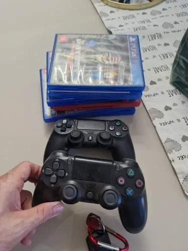 Controle  ps4  cada um 80 reais.