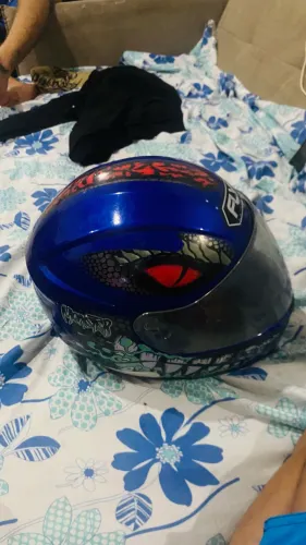 Capacete semi novo