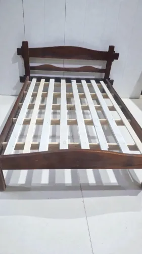 Cama de viúva, de madeira, 1,28, em bom estado.