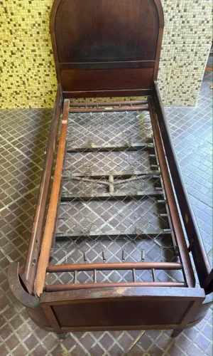 cama antiga em. aceita estrado em molas !!