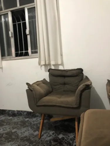 100$ duas poltronas, elas estão meio solta mas da pra concerta.