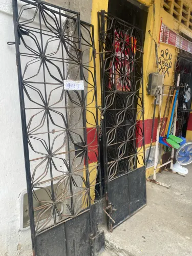Portão de grade com 04 bandas