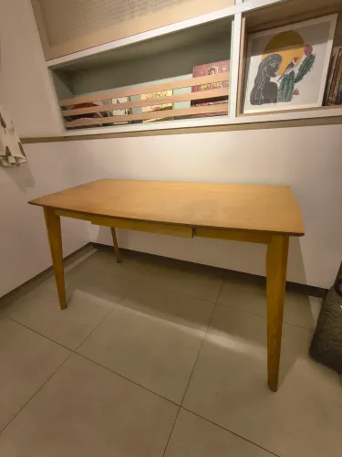 Mesa escrivaninha com uma gaveta