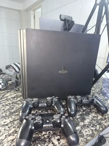PS4 PRO 1tb + 3 controles