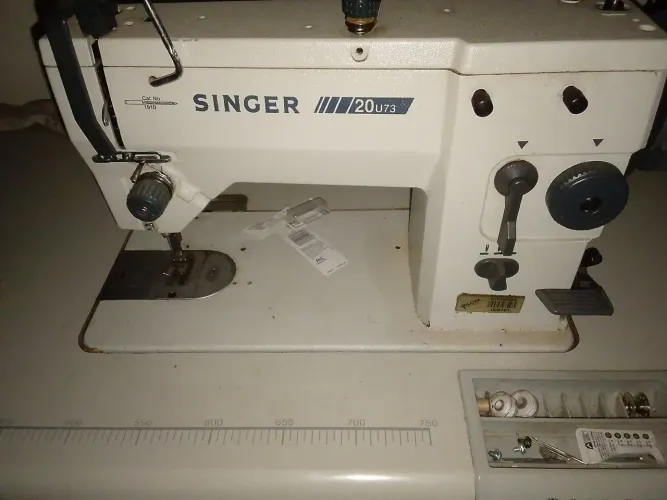 Máquina de costura Singer 20u73