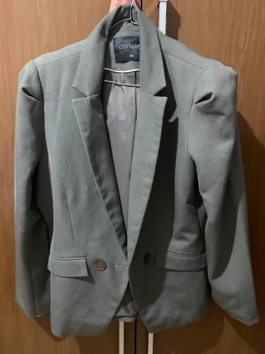 Blazer feminino e duas camisas social