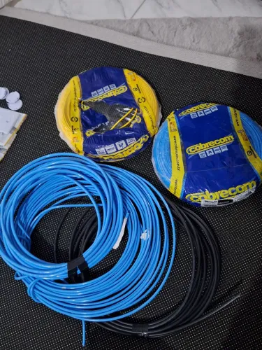 Material elétrico novo, sobra de obra