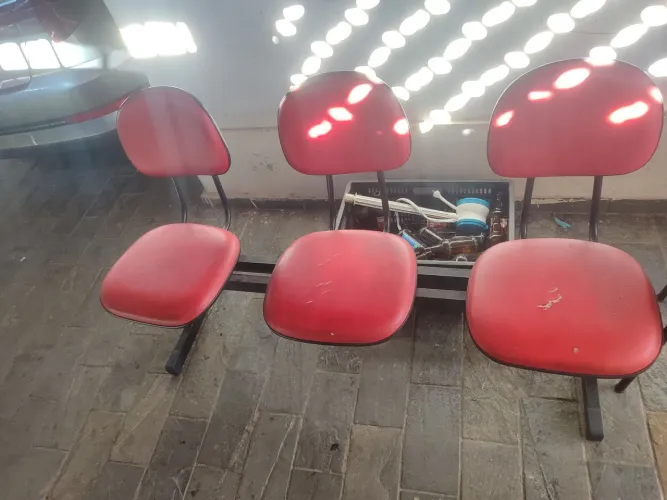 Vende- se cadeiras acopladas de escritório e uma para mesa de computador