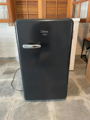 Frigobar retrô Ônix (95 litros) Midea 127v