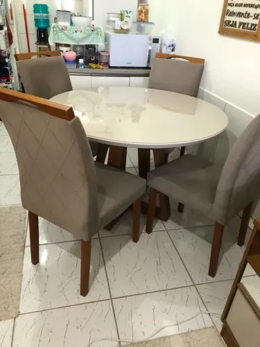 Mesa de madeira maçiça,com vidros encima e cadeiras aveludadas por 1.000,00 a vista