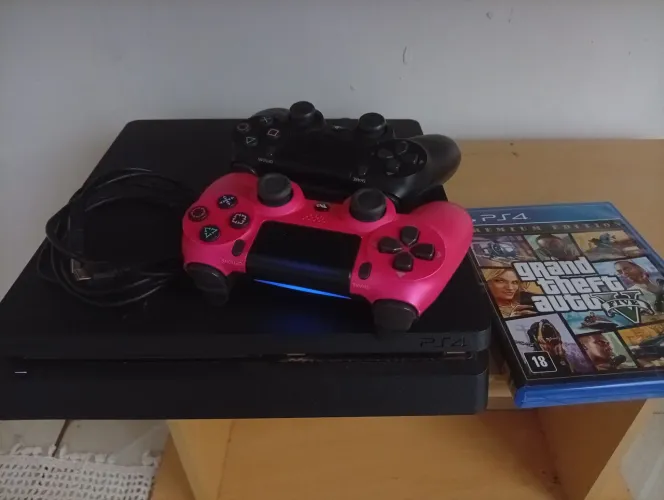 PS4 slim +2 controles (1 paralelo) e GTA V (mídia física)