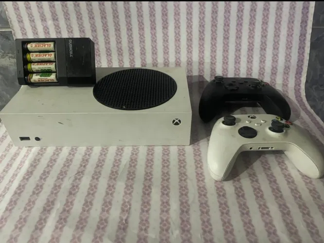 Videogame xbox series s com 2 controles e pilhas recarregáveis conservado