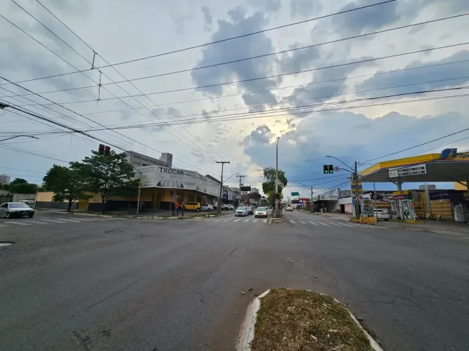 Área 1.052,87 de esquina Av C-12 com Av C-08 Salas com 4 porta de aço Mais um Galpão para 