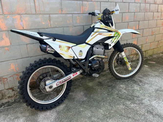 Honda Tornado montada para trilha