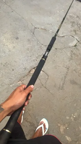 Vara Tambaqui e carretilha Black tamba ótimo kit pra pesqueiro pra buscar faz 350