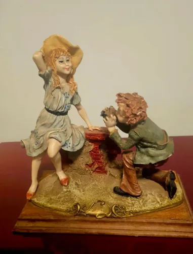 Estatueta decorativas Italiana, anos 80. O casal da foto. Para decorar qualquer ambiente.