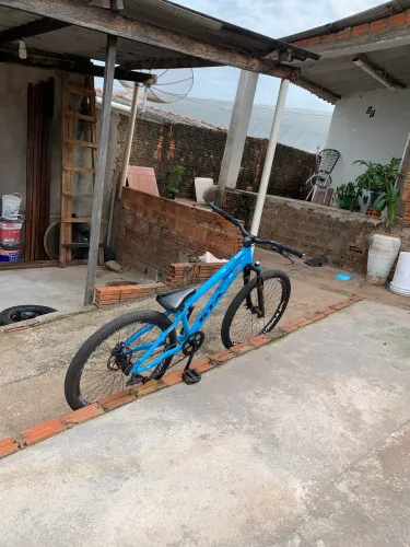 Vendo bicicleta aro 26 com cubo barulhento freio MT 200 pneu da Khendaflame  quadro da GTA