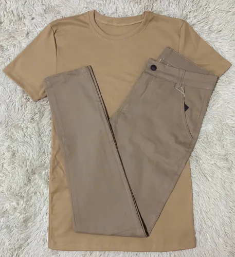 Kit Camisa Canelada e Calça Sarja Bege