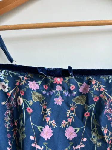 vestido curto florido e vintage