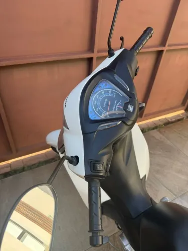 Honda Biz 110i branca
