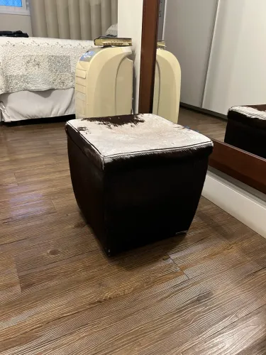 puff preto de couro
