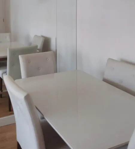 Mesa de jantar com 4 lugares